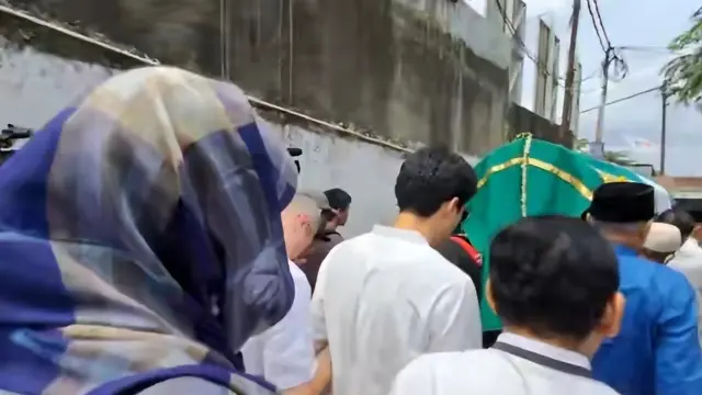 Luna Maya Melayat Ibu Maxime