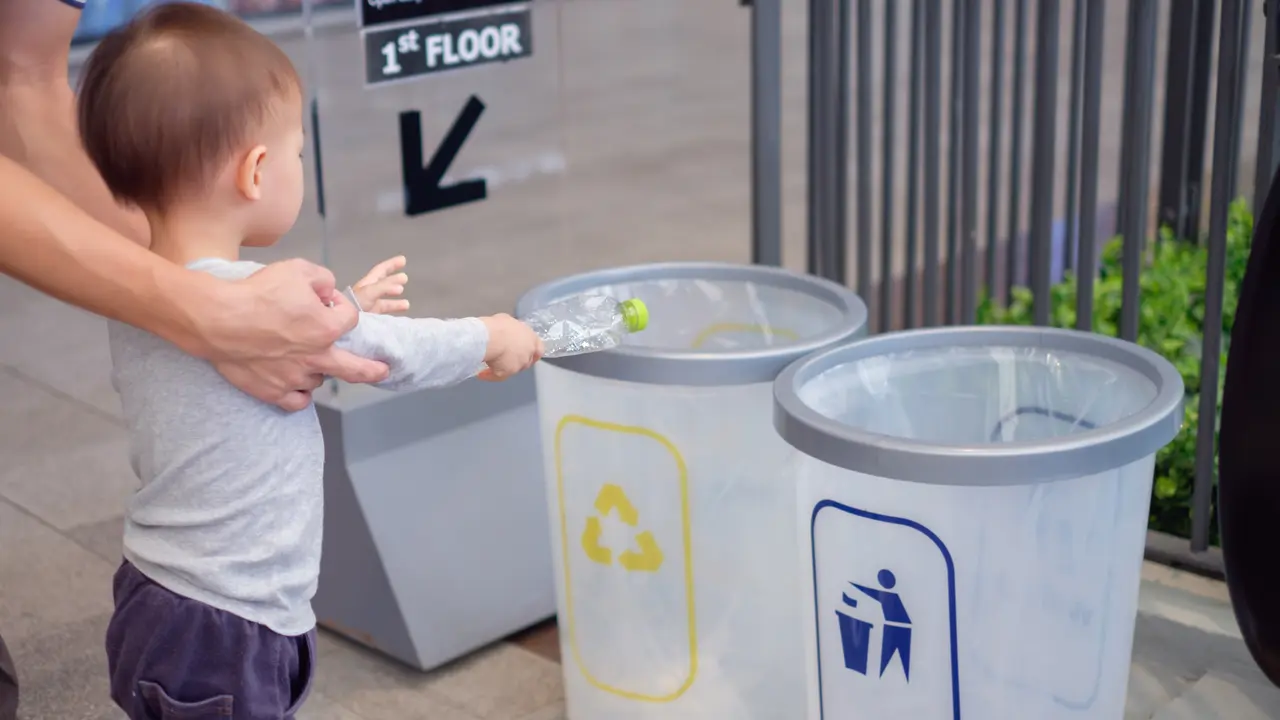 Anak membuang sampah