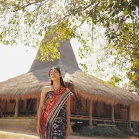 Ranty Maria tampil cantik dalam balutan kain tenun ikat Sumba saat berlibur ke Sumba bersama sang kekasih. Curi perhatian. (Instagram/rantymaria).