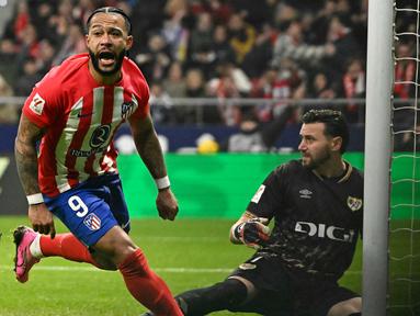 Penyerang Atletico Madrid, Memphis Depay merayakan gol kedua timnya saat pertandingan sepak bola Liga Spanyol antara melawan Rayo Vallecano di Stadion Metropolitano, Madrid pada 31 Januari 2024. (JAVIER SORIANO/AFP)