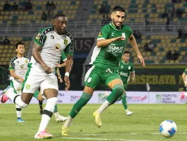 Pemain PSMS Medan, Angelo Meneses (kanan), berusaha menutup pergerakan winger Persebaya Surabaya, Yann Mabela, pada laga kedua Grup B Piala Presiden 2026 di Stadion Gelora Bung Tomo, Surabaya, Jawa Timur, Rabu (29/7/2026). Meski mendapat tekanan ketat sepanjang pertandingan, Persebaya tetap mampu mengamankan kemenangan tipis 1-0 atas PSMS sekaligus memastikan langkah ke babak semifinal. (Bola.com/Wahyu Pratama)