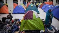 Umat Islam membaca Alquran di antara tenda-tenda saat mereka menjalankan ibadah I'tikaf, di Masjid Habiburrahman di Bandung, Jawa Barat, pada 1 April 2024. (Timur MATAHARI/AFP)