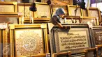 Pedagang tengah membersihkan kaligrafi di pusat perbelanjaan di Jakarta, Rabu (22/6). Selama bulan Ramadan peminat kaligrafi meningkat, sehingga para pedagang banyak meraih keuntungan. (Liputan6.com/Angga Yuniar)