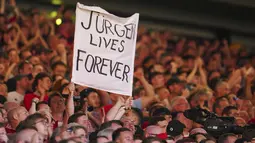 Pada hari Minggu yang bermandikan sinar matahari di Anfield, Jurgen Klopp melatih Liverpool untuk terakhir kalinya. (AP Photo/Jon Super)