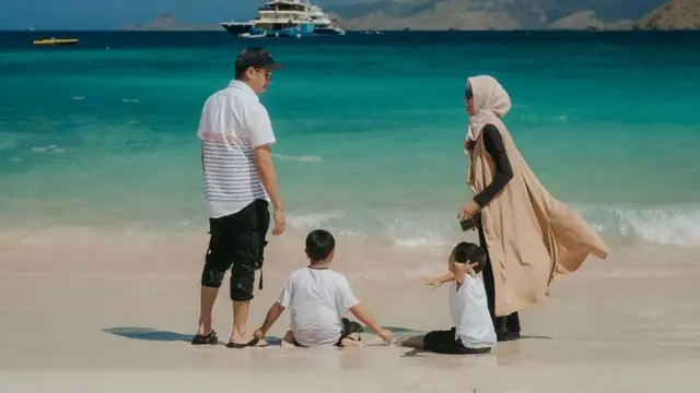 Dude Harlino dan Alyssa Soebandono beserta kedua anak (Instagram/dude2harlino)