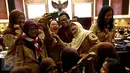 Wakil Ketua MPR Oesman Sapta berselfie dengan sejumlah siswa seusai acara Sosialisasi Empat Pilar di Kompleks Parlemen, Jakarta, Rabu (30/9/2015). Acara sosialisasi empat pilar ini diikuti oleh siswa dari SMA 285 Jakarta. (Liputan6.com/Johan Tallo)