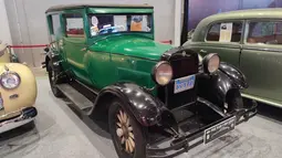 Mobil hijau klasik ini bernama Essex Super Six. Mobil ini diproduksi tahun 1928 oleh Essex Motor Company di Amerika Serikat.