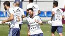 Bintang Argentina, Lionel Messi, berlari ringan saat latihan di Brinnitsy, Sabtu (23/6/2018). Argentina akan melakoni laga hidup mati Piala Dunia 2018 melawan Nigeria. (AP/Ricardo Mazalan)