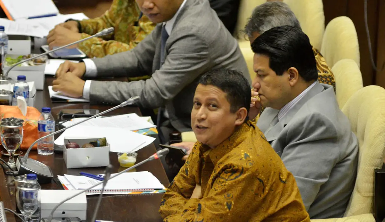Ketua Bawaslu Muhammad dan Ketua KPU Husni Kamil Manik saat rapat dengar pendapat dengan Komisi II DPR di Gedung Parlemen, Jakarta, Senin (24/11/2014). (Liputan6.com/Andrian M Tunay)