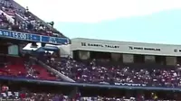 Ngeri! Pria Jatuh dari Dek Atas Stadion Timpa Penonton