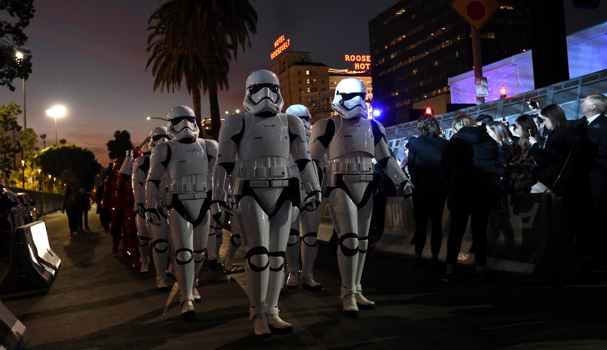 Prajurit tentara Stormtrooper menghadiri world premiere film Star Wars: The Rise of Skywalker di Hollywood, California, Senin (16/12/2019). Star Wars: The Rise of Skywalker akan menutup sekuel trilogi Star Wars yang pertama kali diluncurkan pada 2015 lalu. (AP Photo/Chris Pizzello)