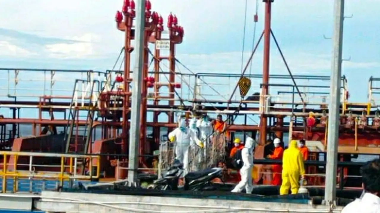 Petugas medis saat melakukan tracing di kapal berbendera India yang kaptenya terkonfirmasi Covid-19.
