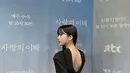 Ia tampil menawan dengan gaun hitam backless lengan panjang, serta anting model air dropnya. Lipstik merah matte pun kembali menjadi on point pada tampilannya.  (@m_kayoung)