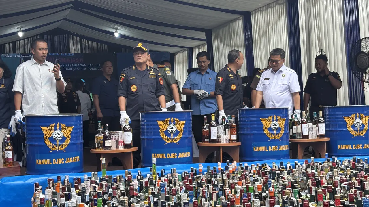 Direktorat Jenderal Bea Cukai memusnahkan Barang Hasil Penindakan Kanwil Bea Cukai Jakarta. Barang yang dimusnahkan meliputi 13,4 juta batang rokok dan botol minuman yang mengandung etil alkohol. (Foto: Liputan6.com/Tira Santia)