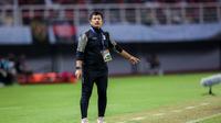Pelatih Timnas Indonesia U-19, Indra Sjafri, saat memimpin anak asuhnya pada Piala Asia U-19 2024. (Bola.com/Bagaskara Lazuardi)