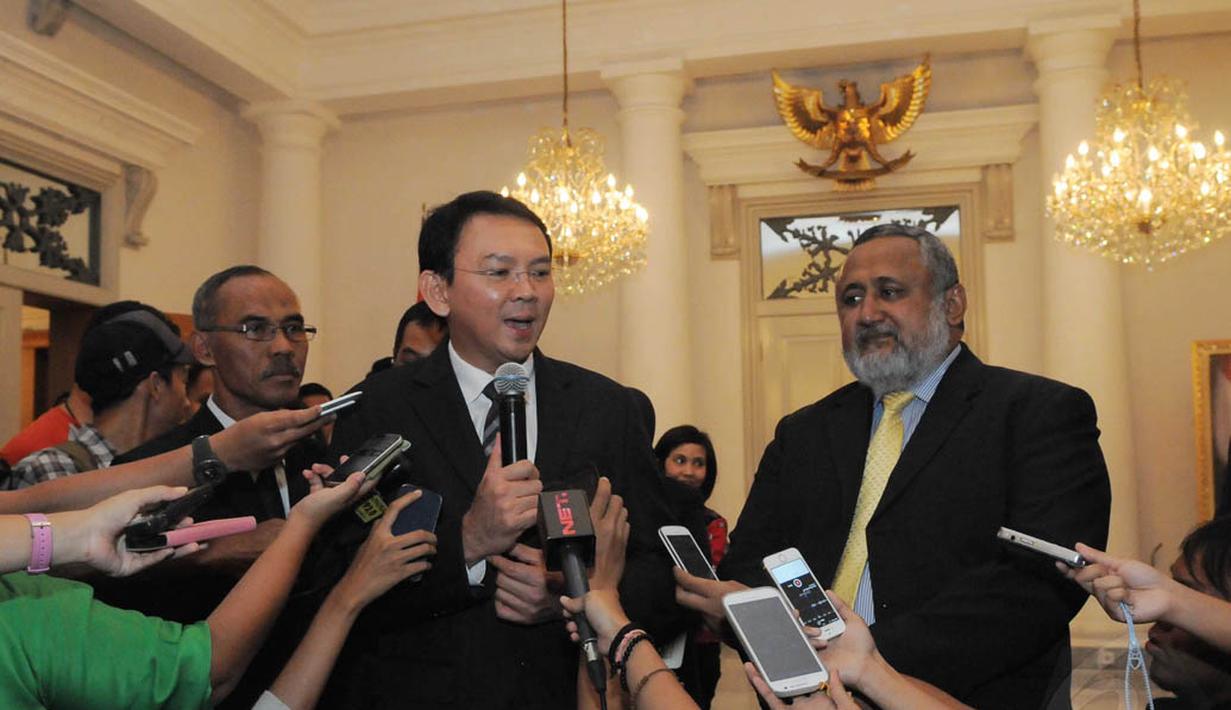 Ahok memberi keterangan kepada wartawan usai penandatanganan MoU engan Ketua Otoritas Pemadam Kebakaran Fiji di Balai Kota Jakarta, (22/9/14). (Liputan6.com/Herman Zakharia)  