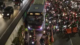 Ratusan motor berebut masuk jalur Transjakarta di sebagian ruas Jalan Gatot Subroto depan Gedung MPR/DPR/DPD RI, Jakarta, Kamis (19/9/2019). Sebagian ruas Jalan Gatot Subroto depan Gedung Parlemen ditutup karena ada aksi mahasiswa menolak revisi RKUHP-UU KPK. (Liputan6.com/Helmi Fithriansyah)