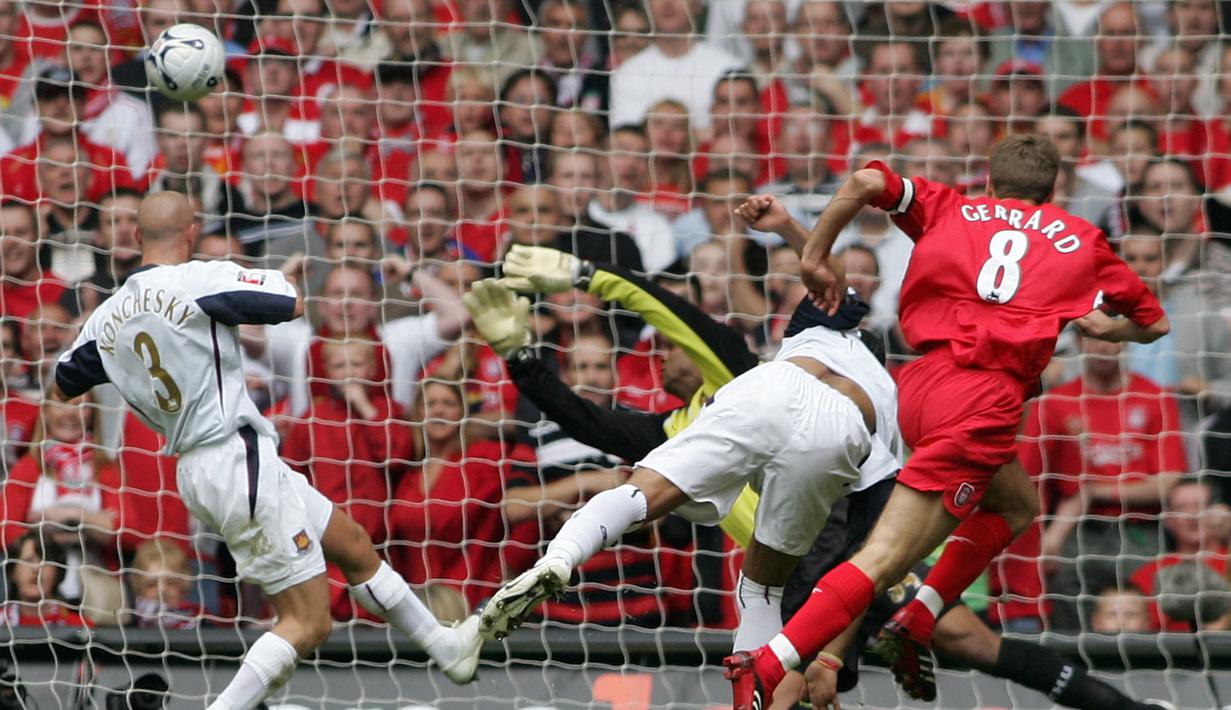 Usai memberi assist, giliran Gerrard kali ini yang berhasil mencetak gol lewat tendangan kerasnya dari dalam kotak penalti untuk menyamakan kedudukan menjadi 2-2 pada menit ke-54. (AFP/Carl De Souza)