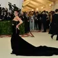 Kylie Jenner tak mengindahkan tema Met Gala 2018 yakni, Catholic Imagination. Namun, Kylie tetap tampil mengagumkan. (ANGELA WEISS / AFP)