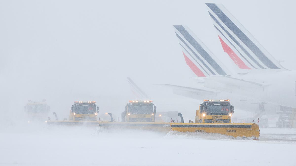 Badai Salju Goretti Hantam Eropa, Layanan Penerbangan dan Kereta Api Lumpuh