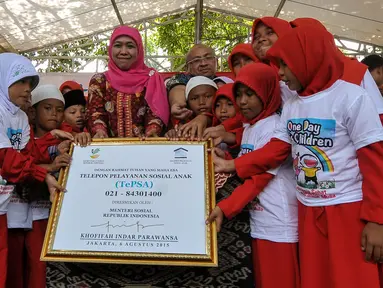 Mensos Khofifah Indar Parawansa luncurkan Telepon Pelayanan Sosial Anak (TePSA) di Panti Sosial Marsudi Putra Handayani, Bambu Apus, Jakarta, Kamis (6/8/2015). TePSA diluncurkan dalam rangka memperingati Hari Anak Nasional 2015. (Liputan6.com/Yoppy)