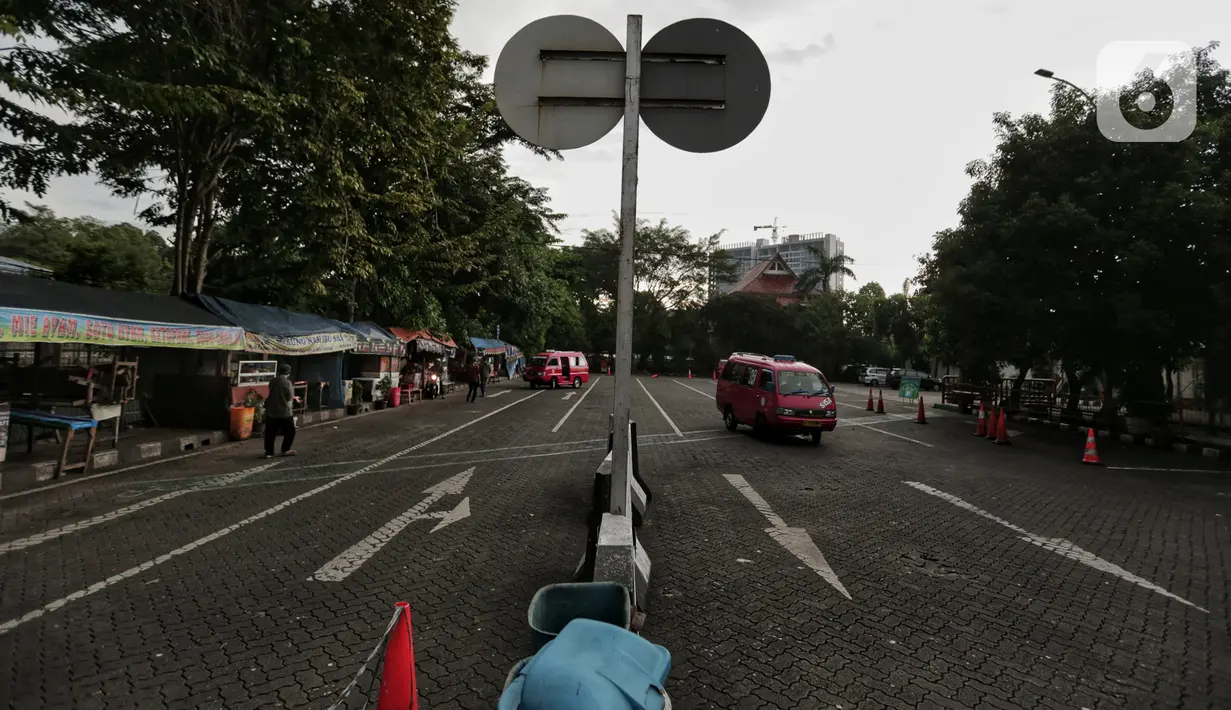 Susana pintu depan Ragunan yang tutup di Jakarta, Senin (25/5/2020). Pada musim libur lebaran Taman Margasatwa Ragunan yang biasa ramai pengunjung masih tutup karena masih dalam masa pemberlakuan Pembatasan Sosial Berskala Besar (PSBB). (Liputan6.com/Johan Tallo)