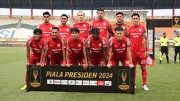 Para pemain starting XI Persis Solo berfoto bersama jelang menghadapi PSM Makassar pada laga matchday kedua Grup A Piala Presiden 2024 di Stadion Si Jalak Harupat, Soreang, Kabupaten Bandung, Senin (22/7/2024). (Bola.com/Abdul Aziz)