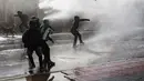 Para demonstran bentrok dengan polisi anti huru hara di sekitar Kongres di Valparaiso, Chili. Sabtu (21/5). Sejumlah gedung dibakar pengunjuk rasa saat bentrokan terjadi. (AFP Photo/Claudio Reyes)