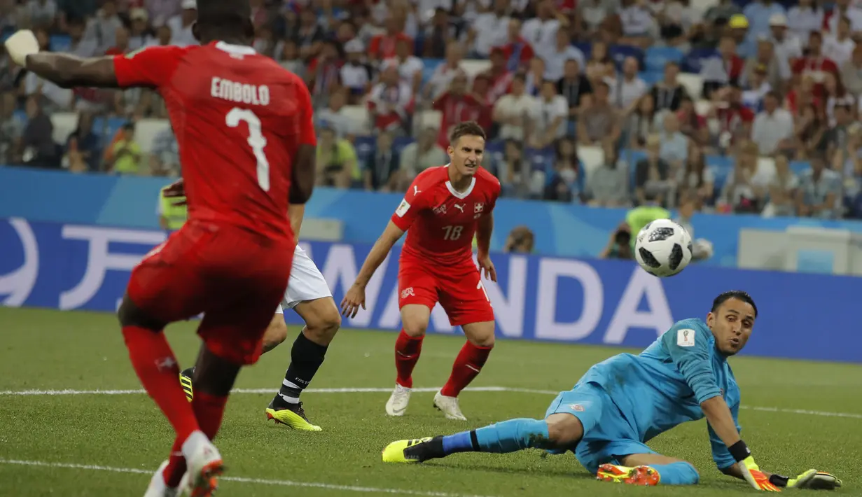 Kiper Kosta Rika, Keylor Navas menghalau bola sepakan pemain Swiss, Breel Embolo pada laga grup E Piala Dunia 2018 di Nizhny Novgorod Stadium, Nizhny Novgorod, Rusia, (27/6/2018). Swiss bermain imbang 2-2. (AP/Vadim Ghirda)