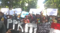 Unjuk rasa warga Bandung menuntut dihentikan Pemberlakuan Pembatasan Kegiatan Masyarakat (PPKM) Darurat di depan Kantor Wali Kota, Rabu, 21 Juli 2021. (Liputan6.com/ Arie Nugraha)