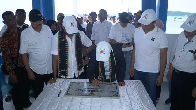 Menteri BUMN Rini Soemarno meresmikan Tempat Pelelangan Ikan (TPI) Kampung Ujung, Labuan Bajo yang telah selesai dibangun oleh PT ASDP. Dok Kementerian BUMN