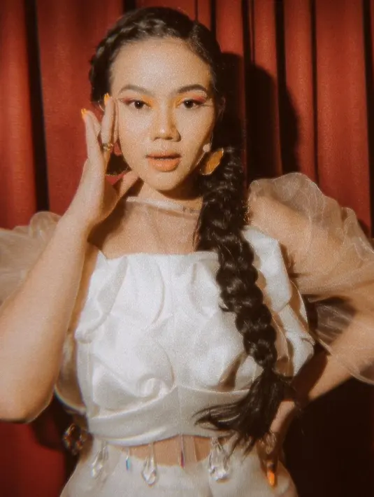 "Jadi singkat cerita, menghalangi aku untuk berkarya dan bikin album. Dan ternyata itu sangat traumatik. Karena pengalaman itu aku takut untuk mulai melangkah lagi. Healing-nya pun 2 tahun lebih, Alhamdulillah tahun-tahun ini mah aku udah oke," lanjutnya. (Instagram/yurayunita)