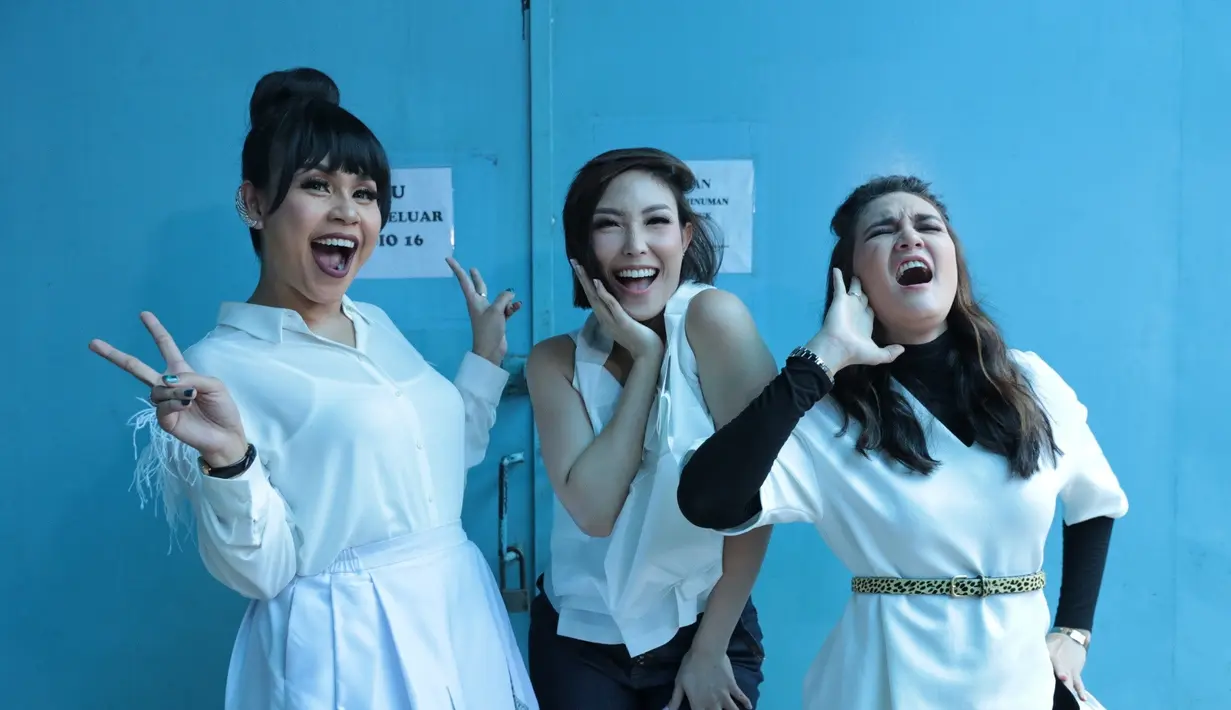 Tidak seperti geng yang lainnya, di geng Menteri Ceria ini Luna Maya, Melaney Ricardo, Ayu Dewi, tidak membentuk arisan. Bahkan saat berkumpul saja, mereka tidak mementingkan soal dress code. (Adrian Putra/Bintang.com)
