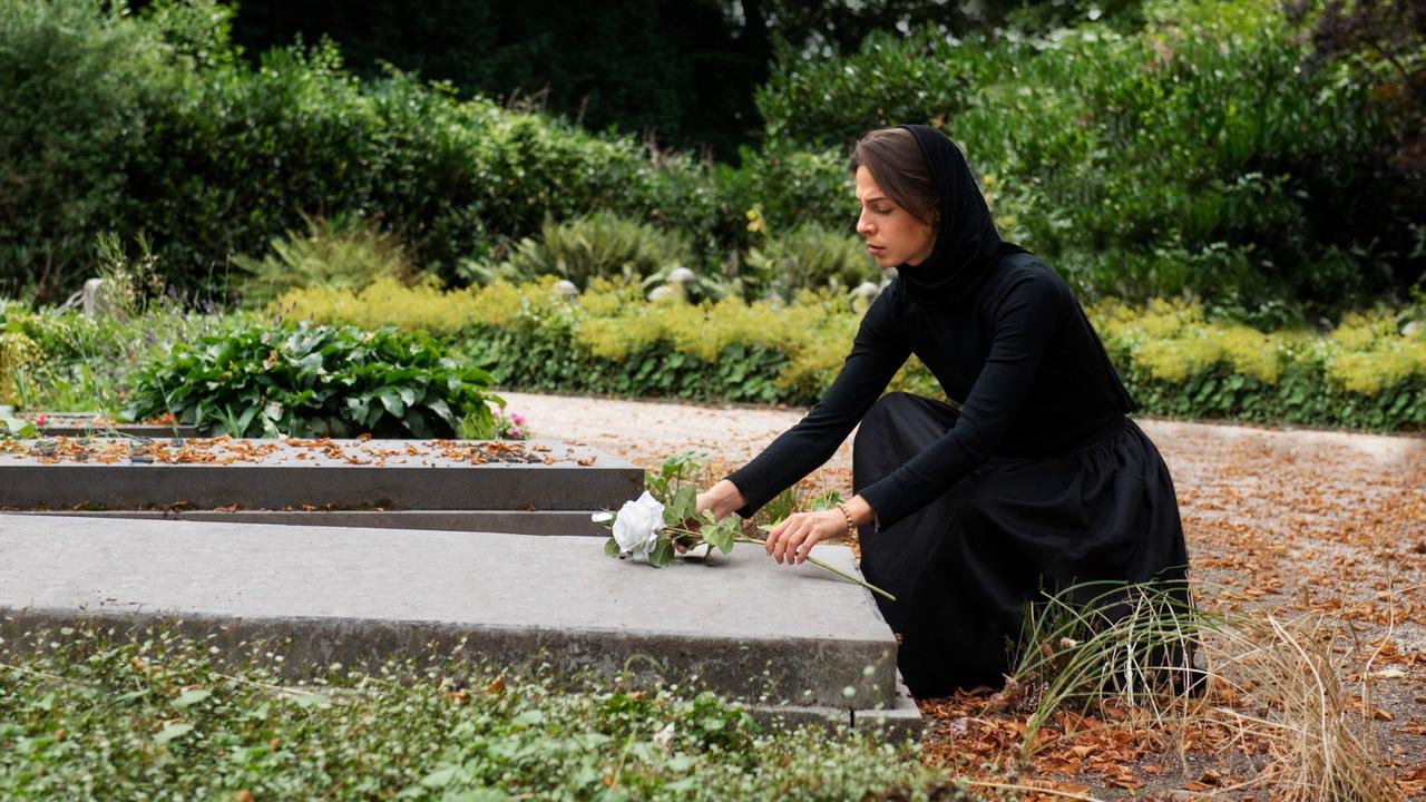 Ilustrasi ziarah, pemakaman, dukacita