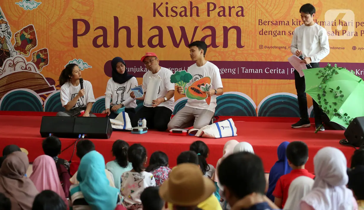 Pendongeng dan Komunitas Relawan Karyawan Danone tampil mendongeng dan berinteraksi dengan anak-anak di Festival Dongeng Internasional Indonesia, Museum Nasional Jakarta, Minggu (3/11/2019). Kolaborasi dengan Ayo Dongeng Indonesia mengusung judul Pahlawan Nutrisi. (Liputan6.com/Fery Pradolo)