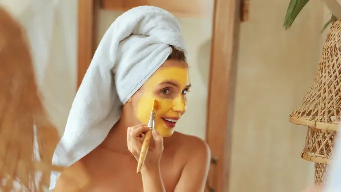 Banyak Sekali Manfaatnya untuk Wajah, Begini Cara Menggunakan Masker Kunyit Alami yang Benar di Rumah