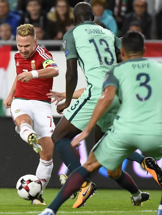 Gelandang Hongarial, Balazs Dzsudzsak, melepaskan tendangan ke gawang Portugal pada laga Kualifikasi Piala Dunia 2018 di Stadion Groupama, Minggu (3/9/2017). Portugal menang 1-0 atas Hongaria. (AP/Tamas Kovacs)