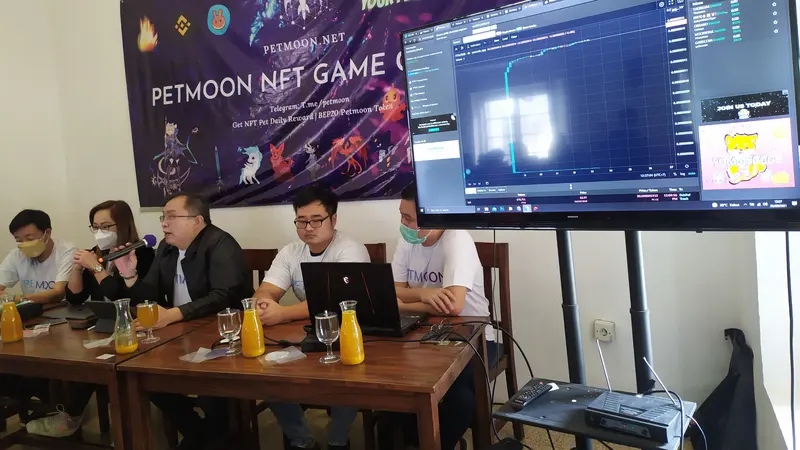 Pengenalan Petmoon Token atau Petmoon NFT Game Crypto kreasi anak Surabaya. (Dian Kurniawan/Liputan6.com)