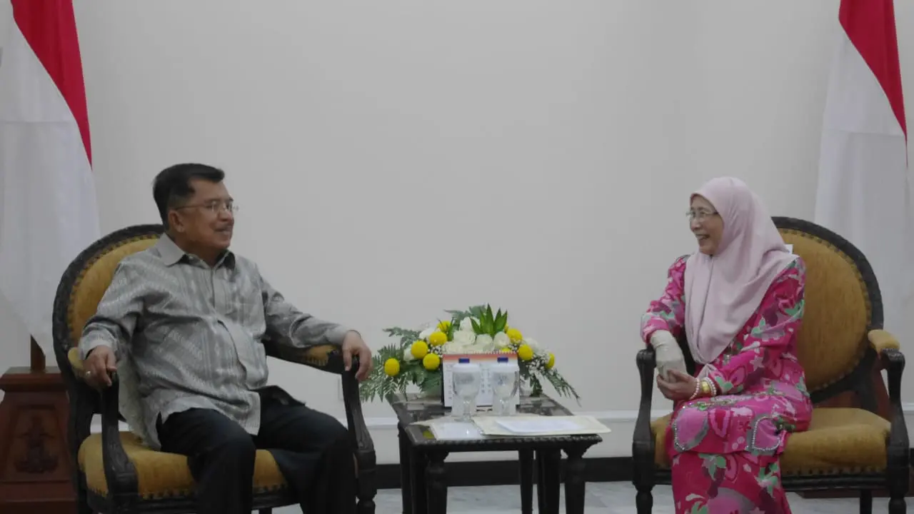 Wakil Presiden Jusuf Kalla (JK) menerima kunjungan Wakil Perdana Menteri Malaysia, Dato Seri Wan Azizah Wan Ismail di Kantornya, Jalan Merdeka Utara, Jakarta Pusat, Selasa (9/10/2018). (Merdeka.com/Intan Umbari Prihatin