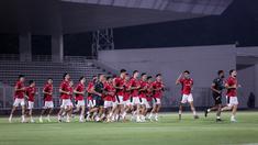 Para pemain Timnas Indonesia melakukan pemanasan dalam latihan perdana di Jakarta menjelang Putaran Ketiga Kualifikasi Piala Dunia 2026 melawan China yang berlangsung di Stadion Madya, Kompleks Stadion Utama Gelora Bung Karno (SUGBK), Senayan, Jakarta, Senin (02/06/2025). (Bola.com/Bagaskara Lazuardi)