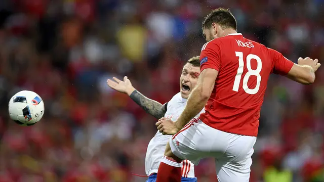 Pemain Rusia, Pavel Mamaev (kiri) berebut bola dengan pemain Wales, Sam Vokes