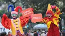 Badut menunjukkan tulisan saat social community gathering Satgas Saber Pungli di Jakarta, Minggu (17/9). Kemenko Polhukam meluncurkan maskot dan melakukan sosialisasi satgas saber pungli. (Liputan6.com/Helmi Fithriansyah) 