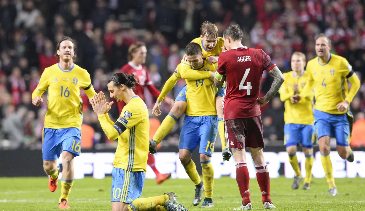 Pemain Swedia Zlatan Ibrahimovic (kiri) merayakan kemenangan usai laga kualifikasi piala Eropa Prancis 2016 di Stadion Parken, Kopenhagen,Rabu (18/11/2015) dini hari WIB.  (AFP Photo/Jonathan Nackstrand) 