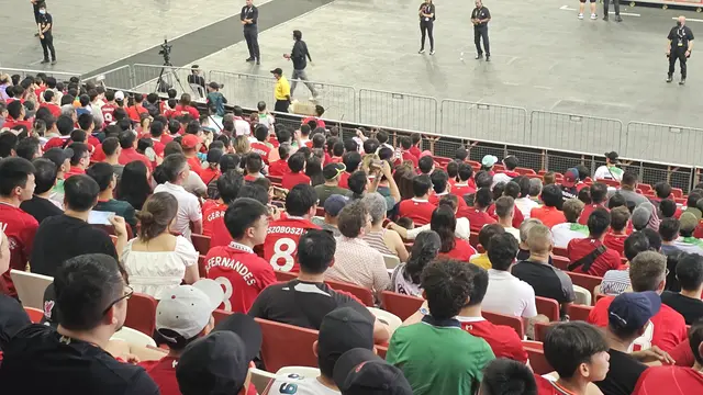 Fans MU Terlihat menonton laga Liverpool vs Leicester