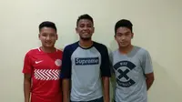 Syahrian Abimanyu, Zulfiandi, dan Samuel Christianson, saat tiba di mes Sriwijaya FC di Palembang pada Minggu (3/12/2017). (Bola.com/Riska Prasetya)