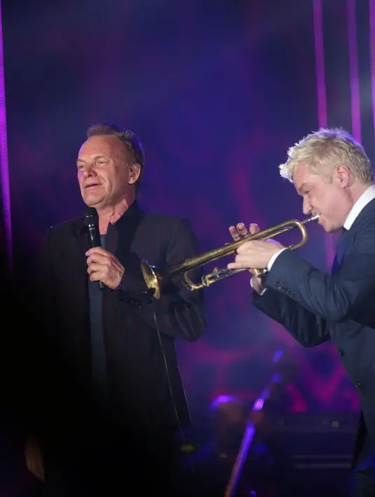 Riuhan dan tepuk tangan penonton memenuhi suasana Java Jazz Festival. Kini Sting dan Chris Bottie sukses pukau penonton dengan aksi duet maut yang disuguhi oleh mereka. (Andy Masela/Bintang.com)