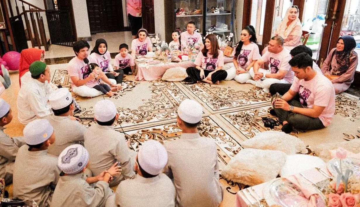 Dalam momen tersebut, Atta Halilintar serta Aurel Hermansyah pun memilih untuk merayakannya bersama beberapa anak yatim piatu. Bahkan, acara tersebut juga digelar di kediaman Atta. (Liputan6.com/IG/@attahalilintar)