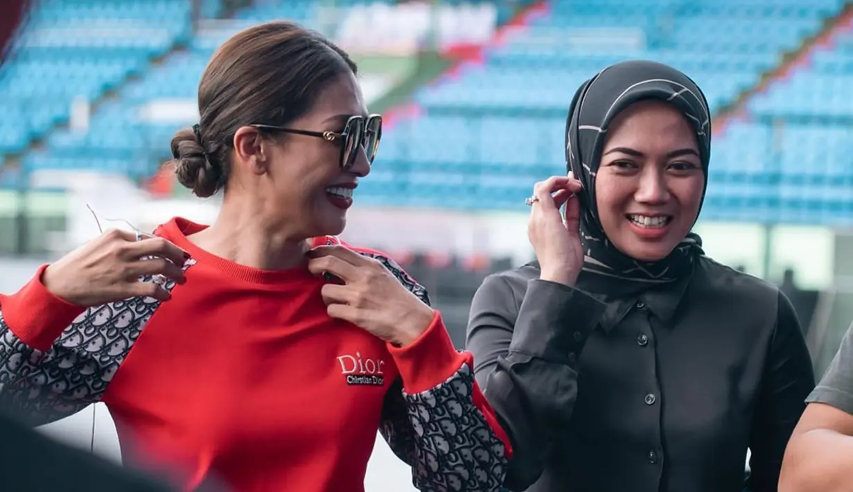 Momen di balik panggung check sound juga tak ketinggalan ditunjukkan oleh laman Instagram Mahadewi. Tata dan Purie tampak menikmati kebersamaan karena telah lama tidak manggung bareng. Banyak warganet yang ikut senang melihat reuni Mahadewi di atas panggung. (Liputan6.com/IG/@mahadewiofficial)