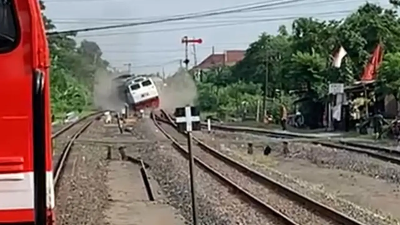 Nampak detik-detik kereta api Pandalungan anjlok di Tanggulangain Sidoarjo (Istimewa)