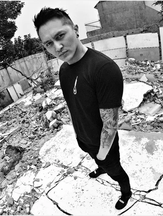 Meski sempat tak percaya atas undangan itu, pihak produser kembali meyakinkan pria 36 tahun itu. Atas undangan tersebut, membuat ilusion yang sering tampil ekstrem itu bangga. (Instagram/_demianaditya_)